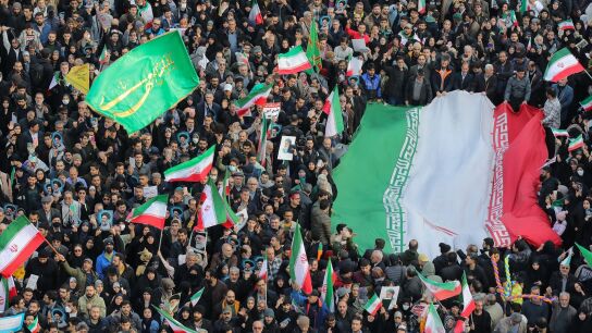 Manifestantes se congregan en la Plaza Enghelab (Revoluci&oacute;n), en el centro de Teher&aacute;n, en apoyo a la Rep&uacute;blica Isl&aacute;mica.