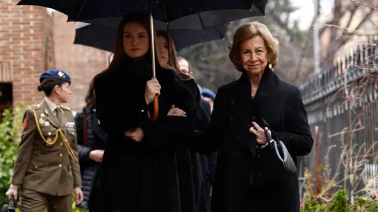 La princesa Sofía junto a su abuela en el responso por Irene de Grecia en Madrid. La princesa Sofía junto a su abuela en el responso por Irene de Grecia en Madrid.