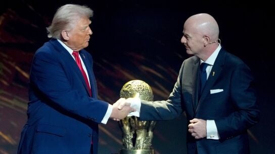 Trump e Infantino, junto a la Copa del Mundo