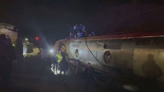 Im&aacute;genes de los trenes descarrilados.