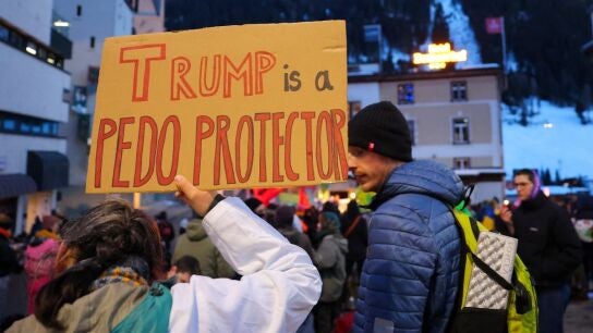 Pancartas contra Trump en Davos