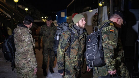 Soldados de las Fuerzas Armadas Alemanas suben a un autob&uacute;s a su llegada a Nuuk , Groenlandia, el pasado viernes. 
