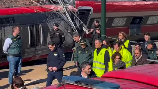 Captura de vídeo que muestra al presidente de la Junta de Andalucía, Juanma Moreno, y al presidente del Gobierno, Pedro Sánchez, este lunes, en Adamuz (Córdoba), donde se ha producido la tragedia ferroviaria. Captura de vídeo que muestra al presidente de la Junta de Andalucía, Juanma Moreno, y al presidente del Gobierno, Pedro Sánchez, este lunes, en Adamuz (Córdoba), donde se ha producido la tragedia ferroviaria.