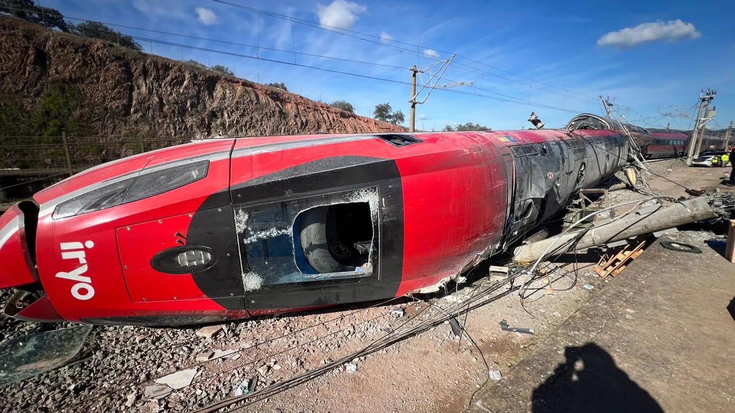 Vista del tren Iryo que descarriló ayer e impactó contra un Alvia Vista del tren Iryo que descarriló ayer e impactó contra un Alvia