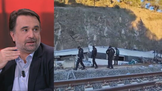 El experto ferroviario C&eacute;sar Franco durante su intervenci&oacute;n en el informativo especial del desacarrilamiento