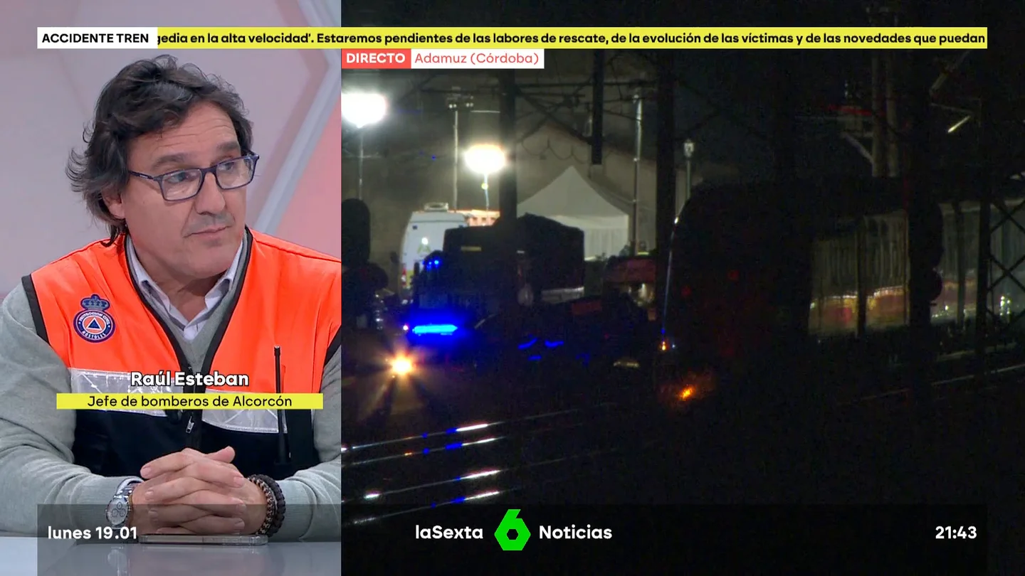 Raúl Esteban explica cómo serán los trabajos de esta noche en la zona del descarrilamiento: "Los protagonistas son los grupos electrógenos" Raúl Esteban, jefe de Emergencias y Protección Civil, explica en este vídeo las tareas para esta noche de los servicios de emergencias en la zona del accidente ferroviario: despejar el terreno y abrir paso a la maquinaria que intentará sacar los vagones.