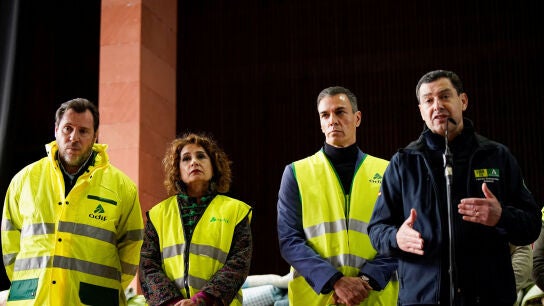 El ministro de Transportes, &Oacute;scar Puente, la vicepresidenta Primera, Mar&iacute;a Jes&uacute;s Montero, el presidente del Gobierno, Pedro S&aacute;nchez, y el presidente de la Junta de Andaluc&iacute;a, Juanma Moreno/ REUTERS/Ana Beltran