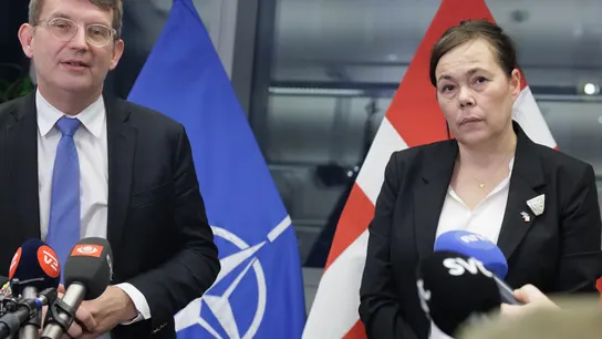 El ministro danés de Defensa, Troels Lund Poulsen, junto con la responsable de Exteriores de Groenlandia, Vivian Motzfeldt, tras reunirse con Rutte en Bruselas. El ministro danés de Defensa, Troels Lund Poulsen, junto con la responsable de Exteriores de Groenlandia, Vivian Motzfeldt, tras reunirse con Rutte en Bruselas.