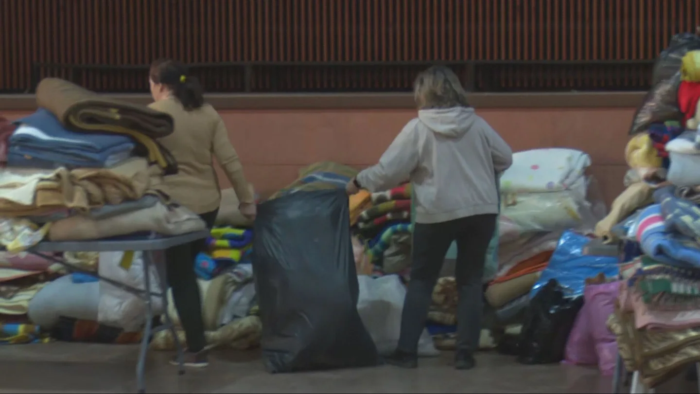 Imagen de vecinos de Adamuz apilando mantas en el Hogar del Pensionista Imagen de vecinos de Adamuz apilando mantas en el Hogar del Pensionista