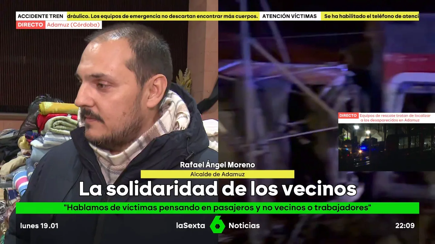 Rafael Ángel Moreno, alcalde de Adamuz, recuerda su llegada a la zona del accidente: "El silencio aterraba más" El pueblo de Adamuz se ha volcado con los afectados por el accidente ferroviario ocurrido en una vía de este pueblo de Córdoba. Los vecinos acudieron al lugar de la tragedia para ayudar a las víctimas de manera inmediata.