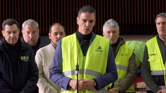 El presidente del Gobierno, Pedro S&aacute;nchez, habla desde Adamuz