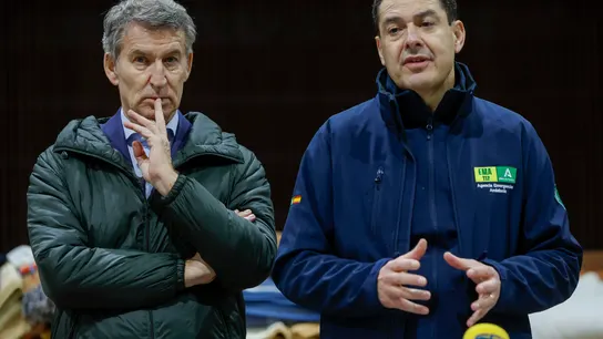 El presidente de la Junta de Andalucía Juanma Moreno Bonilla y el líder del PP Alberto Nuñez Feijóo, este lunes en Adamuz (Córdoba). El presidente de la Junta de Andalucía Juanma Moreno Bonilla y el líder del PP Alberto Nuñez Feijóo, este lunes en Adamuz (Córdoba).