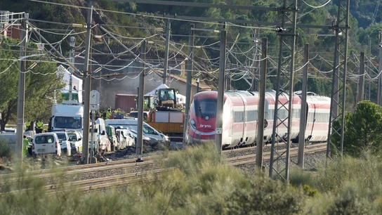 Imagen de la zona del accidente ferroviario con los convoyes de trenes siniestrados. Imagen de la zona del accidente ferroviario con los convoyes de trenes siniestrados.