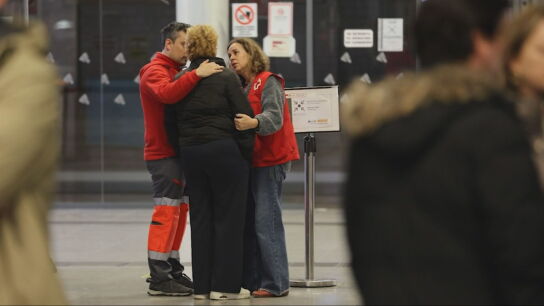 La incertidumbre de las familias: decenas de personas buscan informaci&oacute;n en las peores horas de sus vidas mientras son atendidas por un equipo de psic&oacute;logos