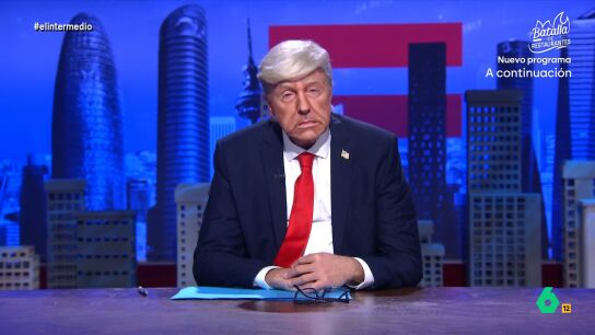 Ra&uacute;l P&eacute;rez se convierte en 'Donald Trump' y, en este v&iacute;deo, irrumpe en El Intermedio para echar a Wyoming y colocarse a s&iacute; mismo como presentador del programa, con la ayuda de Thais Villas y Dani Mateo.
