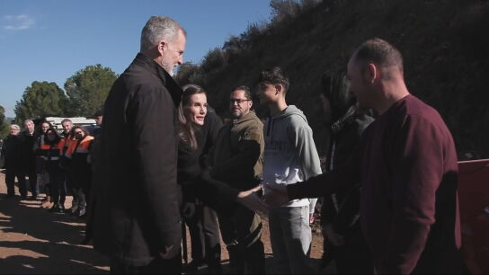 Imagen de los reyes saludando a los vecinos de Adamuz que ayudaron en el rescate