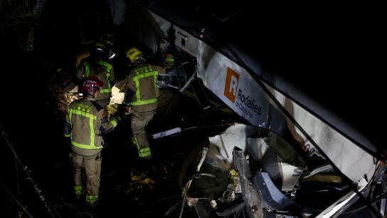 Los Bomberos trabajan en el lugar del accidente de un tren que choc&oacute; con un muro de contenci&oacute;n que ha ca&iacute;do a la v&iacute;a entre Gelida y Sant Sadurn&iacute; d'Anoia (Barcelona)