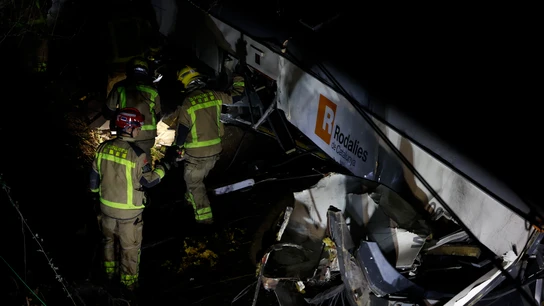 Los Bomberos trabajan en el lugar del accidente de un tren que chocó con un muro de contención que ha caído a la vía entre Gelida y Sant Sadurní d'Anoia (Barcelona) Los Bomberos trabajan en el lugar del accidente de un tren que chocó con un muro de contención que ha caído a la vía entre Gelida y Sant Sadurní d'Anoia (Barcelona)