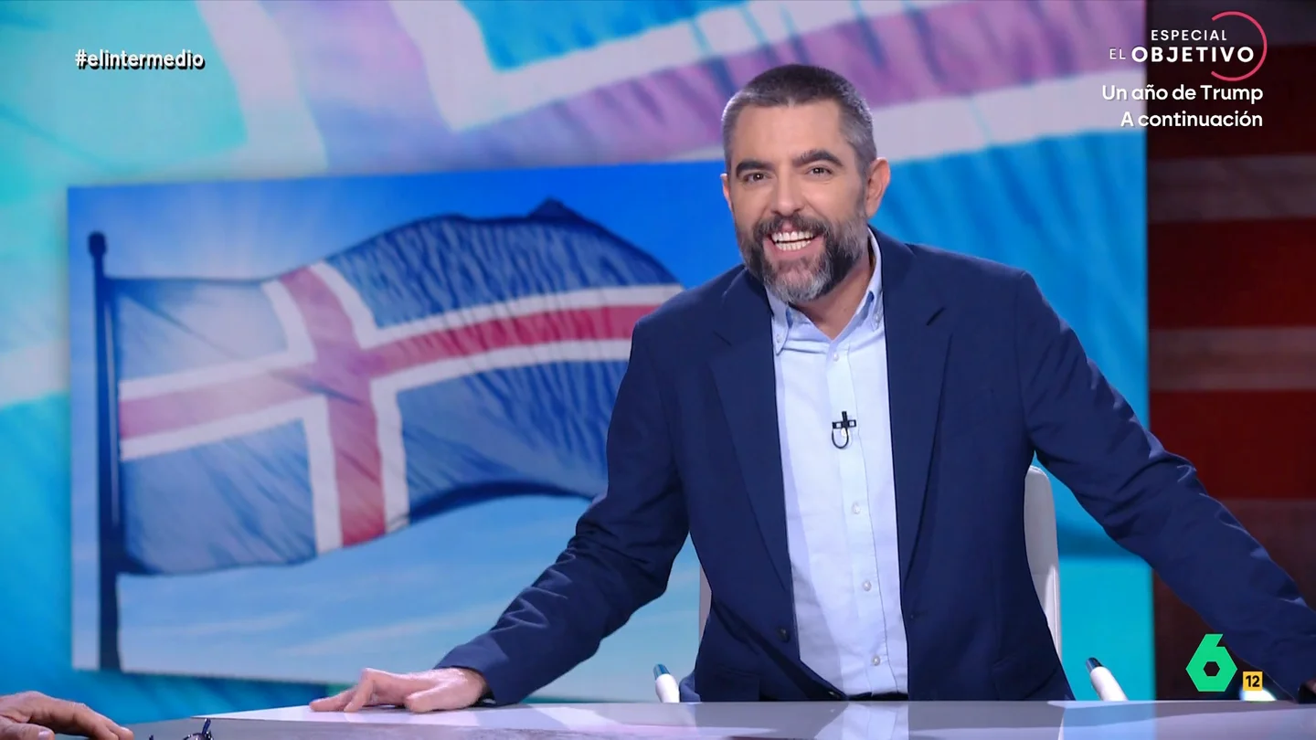 Dani Mateo, sobre el lapsus de Trump al confundir Islandia con Groenlandia: "Lo que le gusta el hielo..." El presidente estadounidense, durante su discurso, ha confundido a Groenlandia con Islandia. "Ahora los que tienen un marrón son los islandeses", afirma el colaborador de El Intermedio.