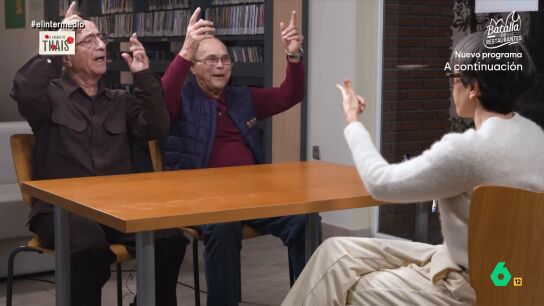 La reportera quiere saber c&oacute;mo son las fiestas que se celebran durante los viajes del Imserso. Antonio y Gabriel explican que lo m&aacute;s habitual es bailar y no dudan en ense&ntilde;arle los pasos de una de las canciones m&aacute;s populares. 