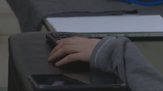 Imagen de un mando y un móvil Imagen de un mando y un móvil