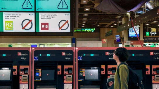 Un usuario en la Estaci&oacute;n de Sants de Barcelona cuando Adif mantiene suspendida la circulaci&oacute;n ferroviaria en Rodalies en toda Catalu&ntilde;a