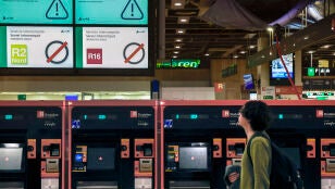 Un usuario en la Estaci&oacute;n de Sants de Barcelona cuando Adif mantiene suspendida la circulaci&oacute;n ferroviaria en Rodalies en toda Catalu&ntilde;a