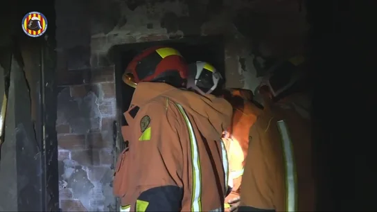 Bombers en el incendio de una vivienda de Benifaió. Bombers en el incendio de una vivienda de Benifaió.