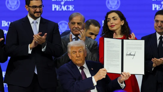 Donald Trump sostiene la Carta firmada de la Junta de Paz. Donald Trump sostiene la Carta firmada de la Junta de Paz.