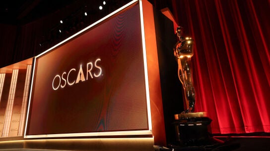 Una estatua del premio Oscar preside el evento de lectura de nominados a los Premios Oscar 2026 en el Samuel Goldwyn Theater.