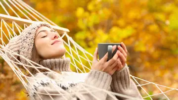 Mujer descansando en la naturaleza Mujer descansando en la naturaleza