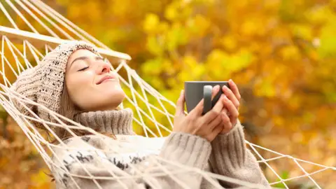 Mujer descansando en la naturaleza Mujer descansando en la naturaleza