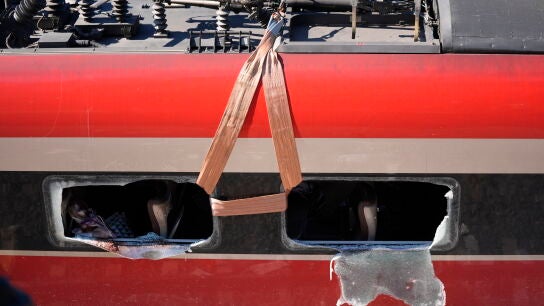 Adamuz (C&oacute;rdoba) afronta la segunda noche tras la tragedia ya sin familias de v&iacute;ctimas y pendiente del rescate