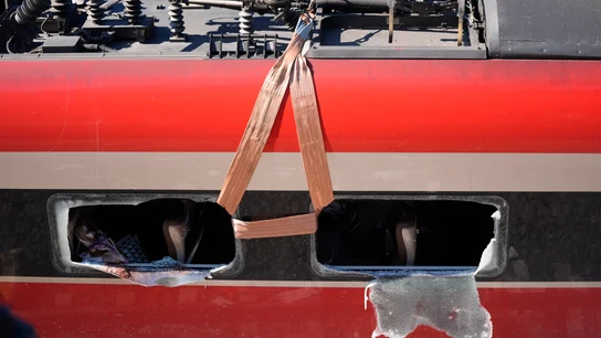 Adamuz (Córdoba) afronta la segunda noche tras la tragedia ya sin familias de víctimas y pendiente del rescate Adamuz (Córdoba) afronta la segunda noche tras la tragedia ya sin familias de víctimas y pendiente del rescate