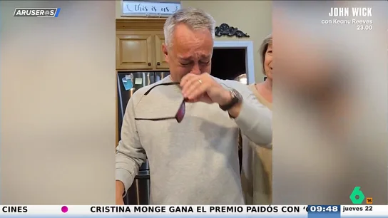 La emotiva reacción de un padre daltónico al ver los colores por primera vez en su vida La emotiva reacción de un padre daltónico al ver los colores por primera vez en su vida