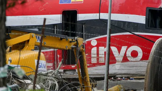 Una grúa trabaja en el vagón 8 del tren Iryo, el último vagón que chocó al descarrilar contra el Alvia Una grúa trabaja en el vagón 8 del tren Iryo, el último vagón que chocó al descarrilar contra el Alvia