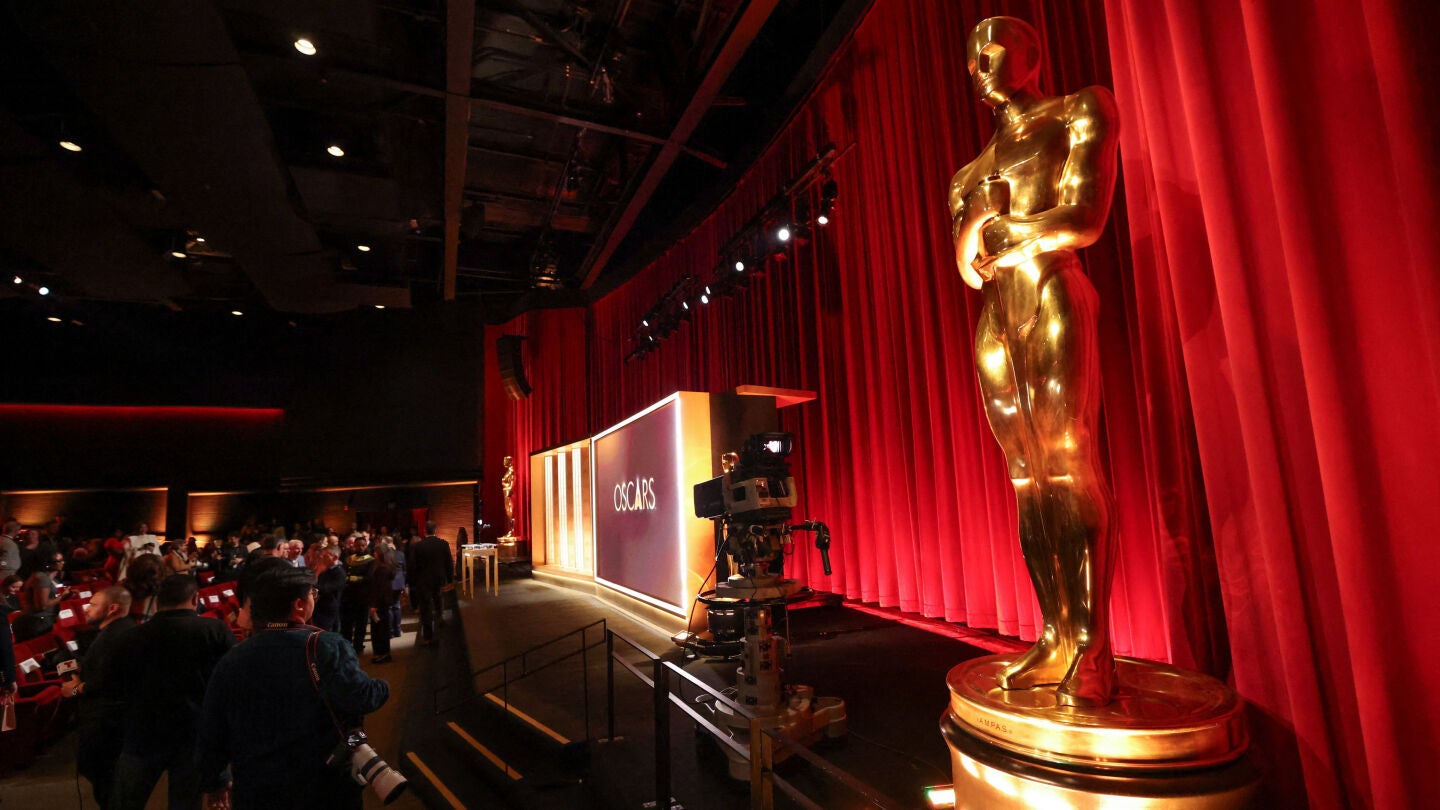 Los invitados esperan en el Samuel Goldwyn Theater la lectura de nominaciones a los Premios Oscar 2026.