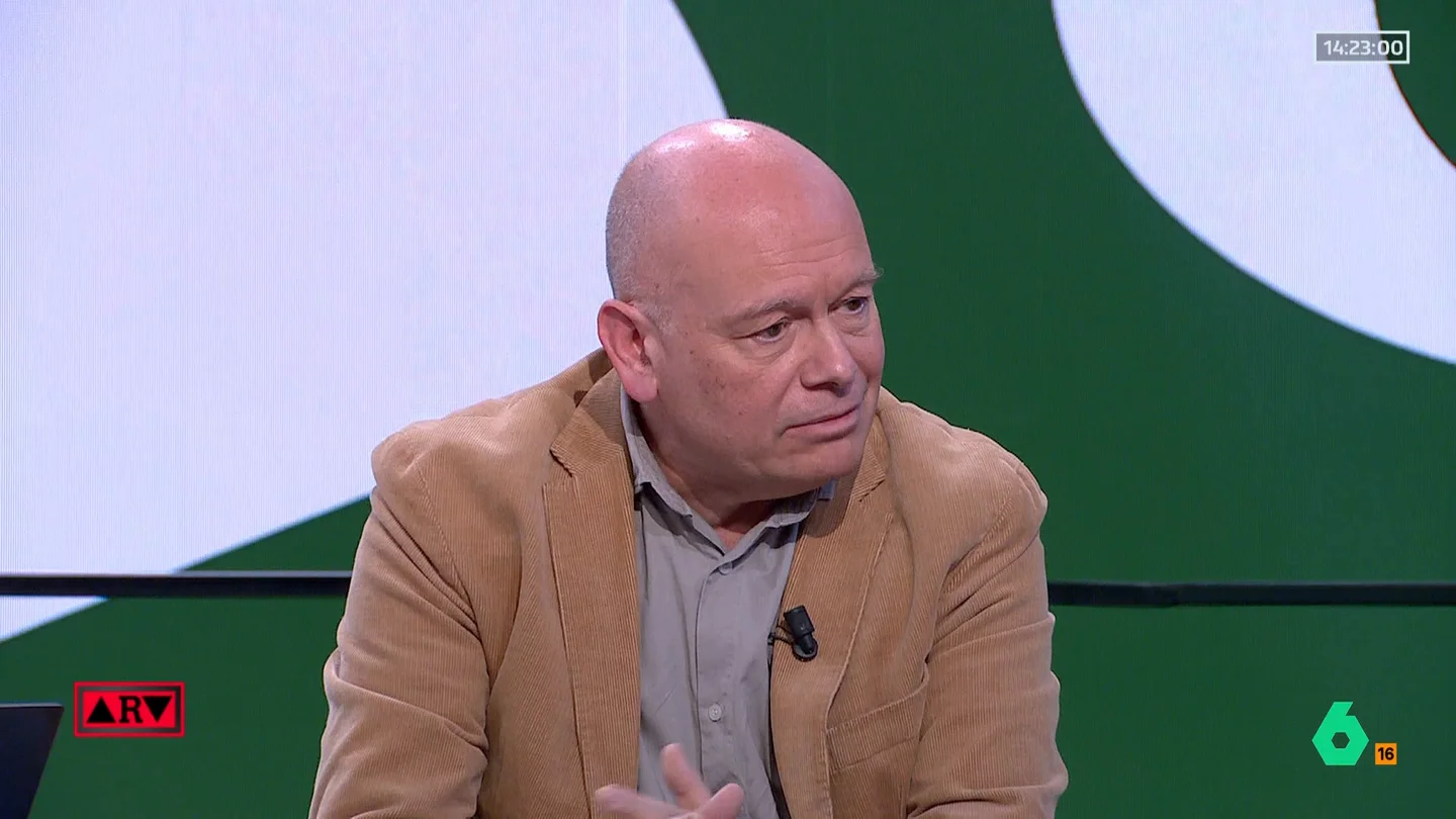 Gabi Sanz critica a Óscar Puente y le reprocha: "Que deje de hablar de suflés emocionales y se ponga a trabajar sobre ese Ferrari que es el AVE" Gabi Sanz critica a Óscar Puente y le reprocha: "Que deje de hablar de suflés emocionales y se ponga a trabajar sobre ese Ferrari que es el AVE"