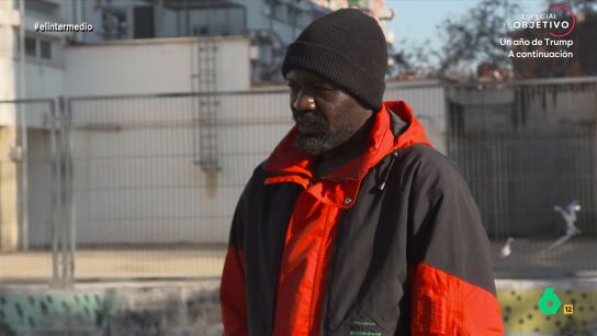 "&iquest;C&oacute;mo puede echar el alcalde a pobres en pleno invierno y luego decir que es cristiano?", se pregunta Younouss Drame, uno de los cientos de inmigrantes desalojados de un instituto abandonado de Badalona sin alternativa habitacional.