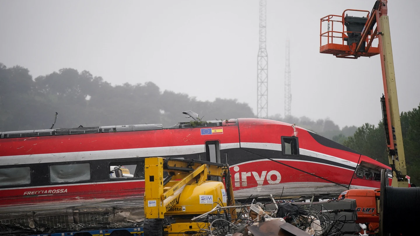 Operarios trabajan en retirar el tren Iryo accidentado en Adamuz (Córdoba) Operarios trabajan en retirar el tren Iryo accidentado en Adamuz (Córdoba)