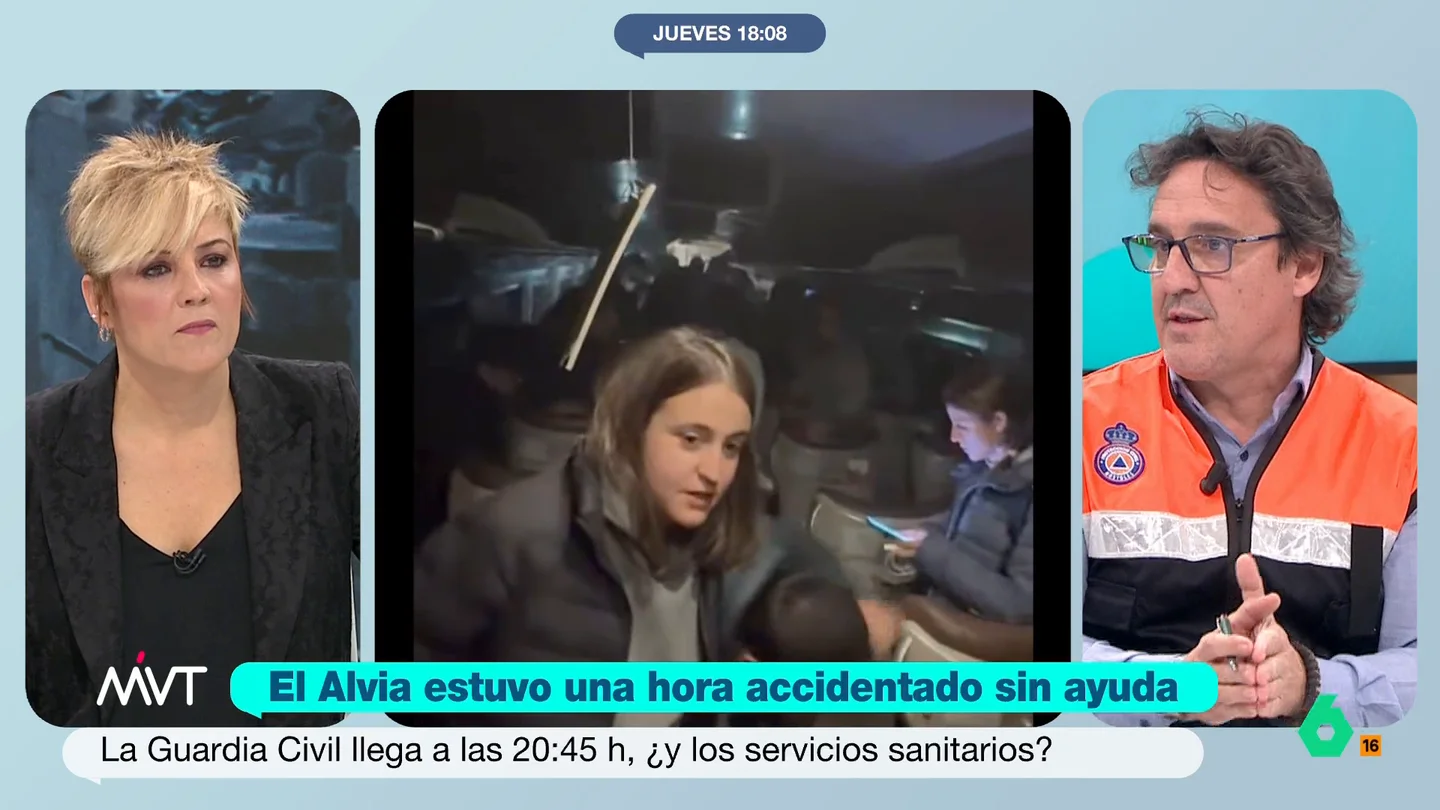 Raúl Esteban, jefe de Emergencias, sobre por qué tardaron una hora en atender al Alvia: "Estoy seguro de que no lo vieron" El jefe de Emergencias y Protección Civil de Móstoles detalla el paso a paso desde que se recibe una llamada a emergencias anunciando un accidente hasta que llega el servicio de bomberos y se establece un puesto de mando avanzado.