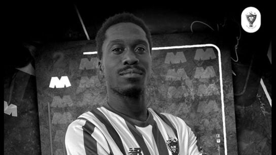 Luto en el f&uacute;tbol: muere un futbolista en el campo a causa de una parada cardiorrespiratoria