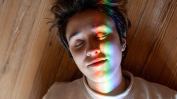 Joven con los ojos cerrados