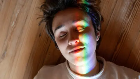 Joven con los ojos cerrados Joven con los ojos cerrados