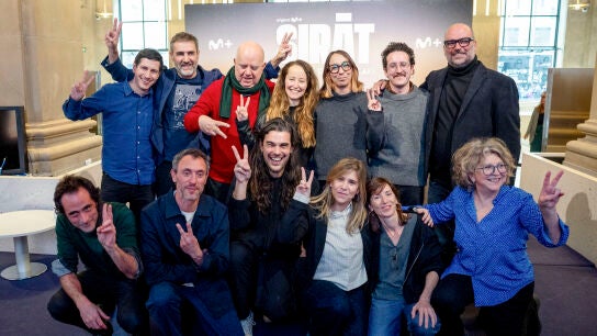 El director de 'Sirat', &Oacute;liver Laxe (c, delante), junto a su equipo, celebra las nominaciones a los &Oacute;scar a mejor pel&iacute;cula internacional y a mejor sonido