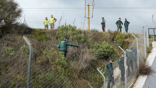 Agentes de la Guardia Civil durante la b&uacute;squeda para localizar a las personas que viajaban en los trenes accidentados