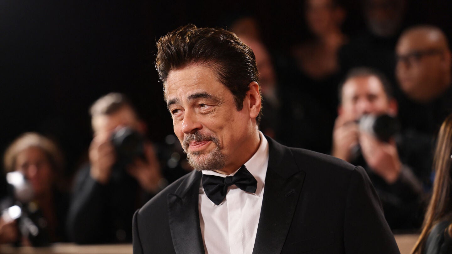 El actor Benicio del Toro en la alfombra roja de los Globo de Oro de 2026.