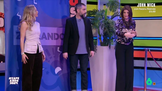 Los trucos de María José Gómez y Verdú, experta en protocolo, para posar en el photocall: "Así la pierna sale más larga" En este vídeo, la experta en protocolo María José Gómez y Verdú comparte con Isabel Forner y Dani Mateo algunos consejos prácticos para triunfar en el photocall, desde la posición de las manos a mantener la naturalidad.