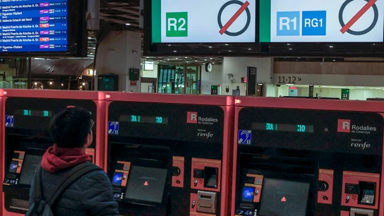 Un usuario en la Estación de Sants de Barcelona cuando Adif mantiene suspendida la circulación ferroviaria en Rodalies en toda Cataluña Un usuario en la Estación de Sants de Barcelona cuando Adif mantiene suspendida la circulación ferroviaria en Rodalies en toda Cataluña