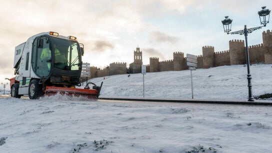 Una m&aacute;quina quitanieves retira la nieve y el hielo en los alrededores del lienzo norte de la muralla de &Aacute;vila este s&aacute;bado